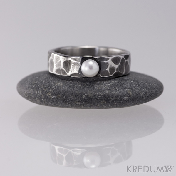 Prsten kovaná nerezová ocel - Draill s perlou, zatmavený a přeleštěný
