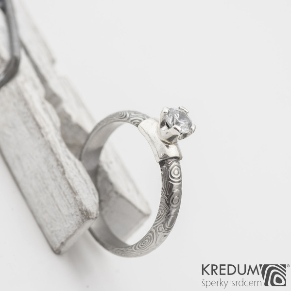 Prima Madame a broušený zirkon 4,8 mm ve stříbře, kolečka - Kovaný zásnubní prsten damasteel, produkt SK1119