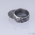 Zsnubn prsten s ernm diamantem z chirurgick ocele - Natura, zatmaven, velikost 54, ka v hlav 8,3 mm, ka v dlani 7,1 mm, tlouka cca 2,3 mm u kamene a 1,3 mm v dlani - s1402