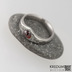 Zásnubní prsten damasteel - Královna natura a kabošon granát, struktura dřevo, lept 100% tmavý - šířka u kamene 7 mm, do dlaně 4 mm