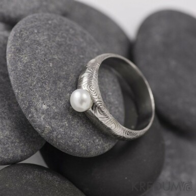 Zučně kovaný zásnubní prsten s perlou - Siona a pravá říční perla, struktura kolečka
