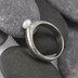 Zučně kovaný zásnubní prsten s perlou - Siona a pravá říční perla, struktura kolečka