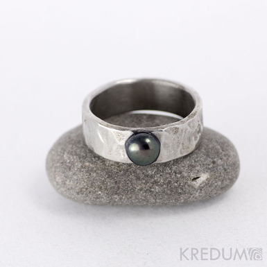Natura s černou perlou - matný - kovaný prsten z nerezové ocelil