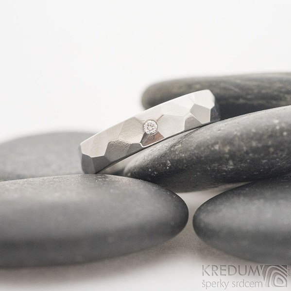 Skalk leskl a ir diamant 1,7 mm - velikost 53, ka 4,5 mm, tlouka 1,6 mm - Snubn prsten z nerezov oceli