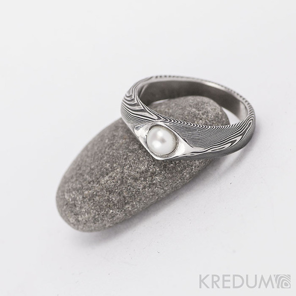 Kovan prsten damasteel s pravou perlou - Gracia - devo - velikost 54, ka 6,5 / 4 mm, lept 75% zatmaven a peletn