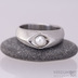 Kovaný prsten damasteel s pravou perlou - Gracia - čárky