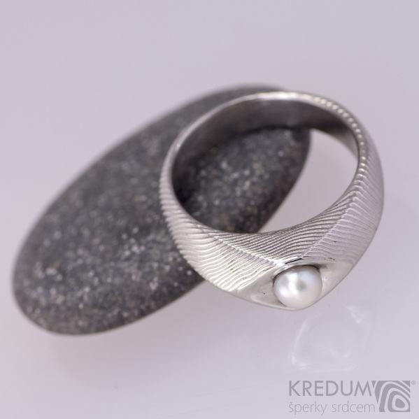 Kovaný prsten damasteel s pravou perlou - Gracia - čárky