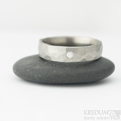 Natura and diamond 2 mm - matte - hammered titanium wedding ring