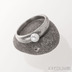 Zásnubní prsten s perlou - Siona damasteel, struktura dřevo, lept světlý jemný, profil B - vel. 50, šířka hlavy 4-4,5 mm, do dlaně 2 mm, tloušťka cca 2 mm - AVT 2964