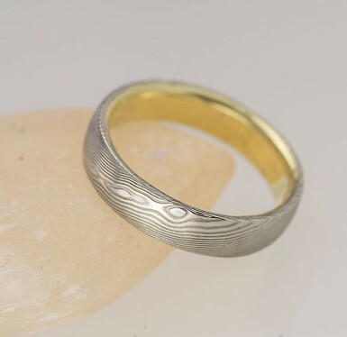 Orion yellow - wedding ring gold and damasteel, wood pattern 
