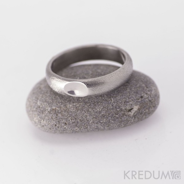 Kovaný nerezový snubní prsten - Klasik s ozdobou - hrubý mat