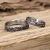 Ručně kované snubní prsteny damasteel - Natura, struktura dřevo, lept tmavý střední, profil C - vel. 53, šířka 4 mm a vel 64, šířka 5 mm, oba tloušťka: slabé - AVT 3771
