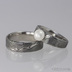 Snubní prsteny damasteel - Siona s perlou, struktura dřevo, lept tmavý hrubý, profil C - vel. 57, šířka hlavy 6,5 mm, do dlaně 4 mm, perla 7 mm - AVT 3832