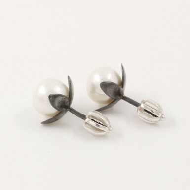 Silver earrings with river pearl 