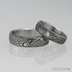 Ručně kované snubní prsteny damasteel - Prima + diamant 1,5 mm, struktura dřevo, lept tmavý střední