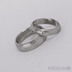 Kovaný nerezový snubní prsten, ocel damasteel - Prima + diamant 1,7 mm, struktura dřevo, lept 75% světlý