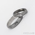Kovaný nerezový snubní prsten, ocel damasteel - Prima + diamant 1,7 mm, struktura dřevo, lept 75% tmavý
