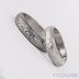 Snubní prsten kovaná nerezová ocel damasteel - PRIMA + čirý diamant 1,7 mm, struktura dřevo. lept 75% světlý (ilustrační pánský, tmavý)