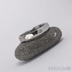 Prsten kovaná nerezová ocel - Draill + čirý diamant 1,5 mm - světlý, lesklý
