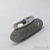 Prsten kovan nerezov ocel - Draill + ir diamant 1,5 mm - svtl, leskl