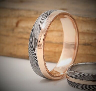 Columba red - wedding ring gold and damasteel, wood pattern