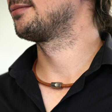 Kožený náhrdelník - Samuel hnědý - titanový korálek matný - CR5531