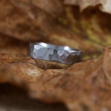 Natura - shiny - hammered wedding ring - CR5724