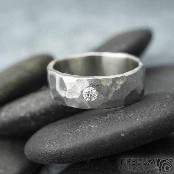 Draill a čirý diamant 2,7 mm, velikost 53, šířka 6 mm, hlava 1,9 mm, do dlaně slabý, matný - Kovaný snubní prsten - k 1792 (5)