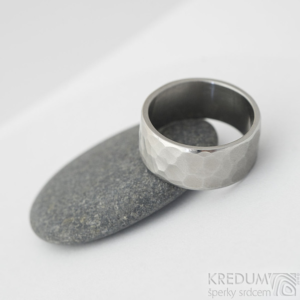 Draill line svtl, matn - velikost 52, ka 8 mm, tlouka 1,4 mm - Kovan snubn prsten s brouenmi boky - SK2240