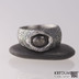 Gracia a černý safír kabošon - ručně kovaný zásnubní prsten damasteel, struktura kolečka, lept tmavý hrubý - ET 1282