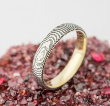 Orion yellow - wedding ring gold and damasteel, lines pattern 