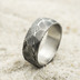 Snubní prsten damasteel - Rock, struktura dřevo, lept tmavý hrubý - vel. 62, šířka 8 mm - et 2282