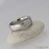 Snubní prsten damasteel - Prima, dřevo, lept světlý jemný a 2,3 mm čirý diamant, vel. 49, šířka 5mm, profil B+CF, tloušťka v hlavě 2,3 mm, do dlaně je ztenčený  - et 968