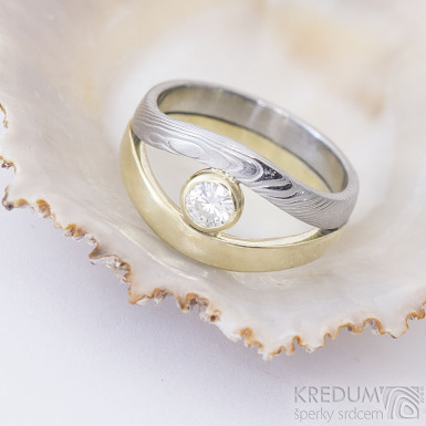 Gemini stone - zlatý a damasteelový zásnubní / snubní prsten a moissanite 4 mm