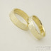 Golden draill yellow - 59,5 a 60 CF, šířka 5,5 mm, tloušťka 1,4 mm, žluté zlato, lesklé - Tepané zlaté snubní prsteny - k 2322