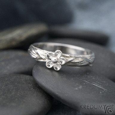 Gordik Flower Ag - motaný snubní nerezový prsten a stříbrná kytička