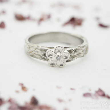 Gordik Flower Ag a diamant 1,5 mm - Snubn nebo zsnubn prsten, velikost 50, ka 3,5 mm, kytika 6 mm