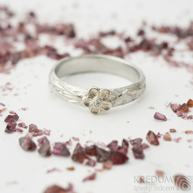 Gordik flower Au s diamantem 1,5 mm - Motaný nerezový snubní prsten