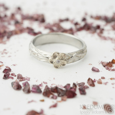 Goridk flower s kytikou z blho zlata a diamant 1,5 mm - velikost 59, ka 4 mm - Motan zsnubn prsten - k 2394