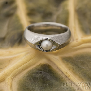 Gracia s pravou perlou - zsnubn kovan damasteel prsten, produkt S1147