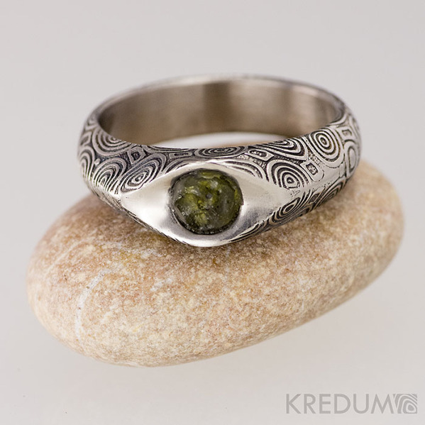 Gracia a kámen naturál, vltavín - Kovaný zásnubní prsten damasteel, struktura kolečka, lept 75%, zatmavený, leštěná miska kolem kamene