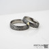 Snubní prsteny damasteel - Prima a zlatý suk, velikost 52, šířka 4,5 mm, tloušťka 1,5 mm, profil B+CF, struktura dřevo, lept tmavý hrubý, zlatý suk velikost 2,5 mm, zluté zlato - k 0560