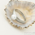 Zásnubní prsten s perlou - Siona a pravá říční perla, struktura voda, lept světlý střední, profil A - vel. 56, šířka hlavy 5,5 mm, do dlaně 3 mm, perla cca 6 mm - k 2190