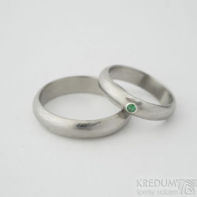 Prima damasteel a broušený smaragd, safír nebo rubín 2 mm vsazený do stříbra - vzor voda - kovaný snubní prsten z nerezové oceli