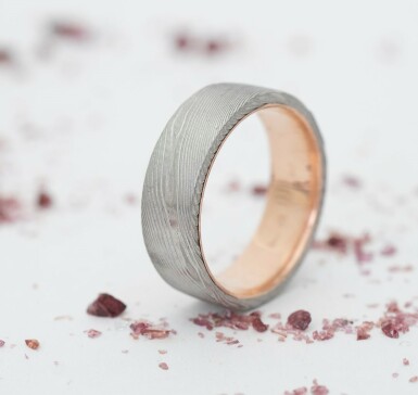 Orion red - wedding ring gold and damasteel, wood pattern
