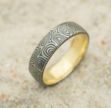 Orion yellow - wedding ring gold and damasteel, circles pattern 