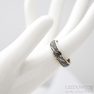 Kasiopea white - Zlatý snubní prsten a damasteel - velikost 57, šířka 5,5 mm, voda - extra TM, okraje hladké 2x0,75 -  SK1749