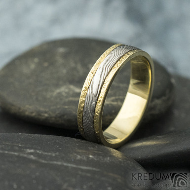 Kasiopea yellow s tepanými okraji - dřevo - Zlatý snubní prsten a damasteel, S1419