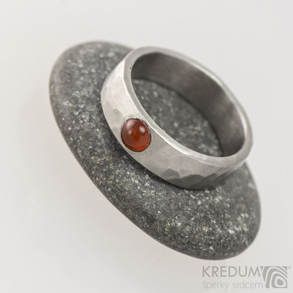 Kovaný nerezový prsten draill matný s karneolem - velikost 53, šířka 5,4 mm, nepravidelné okraje, průměr kamene 4 mm - s1647