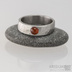 Kovaný nerezový prsten draill matný s karneolem - velikost 53, šířka 5,4 mm, nepravidelné okraje, průměr kamene 4 mm - s1647 (3)
